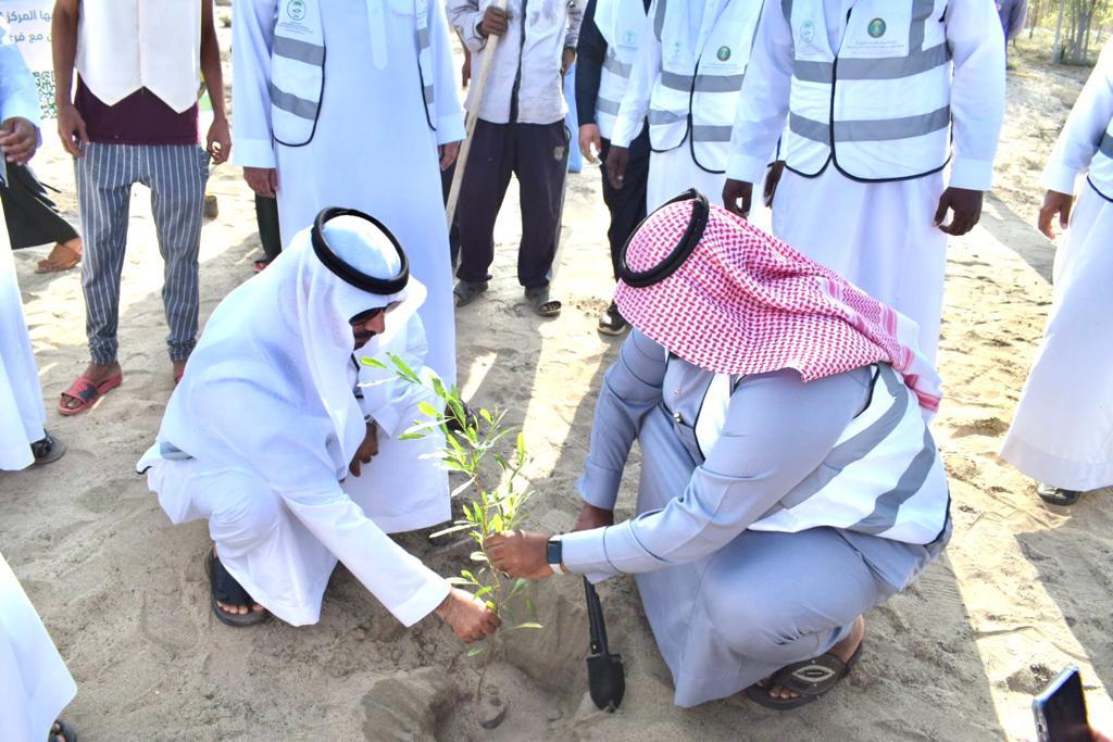 محافظ بـيـش يدشن حملة "لنجعلها خضراء ٢٠٢١م"