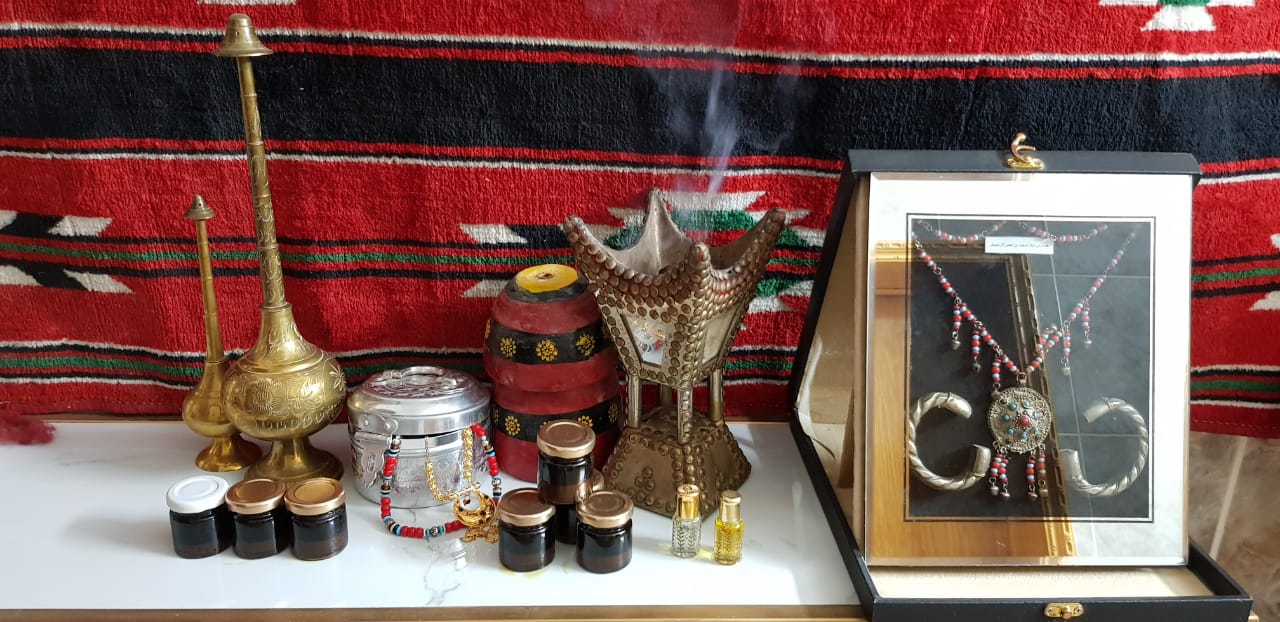 "الفتشة" مواد عطرية طبيعية برائحة زكية فريدة  تفضلها المرأة في وادي الدواسر