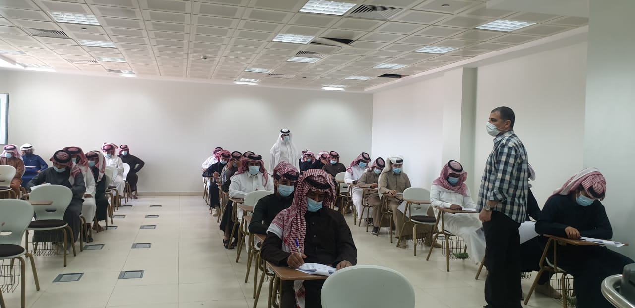 المطيري يتفقد سير الاختبارات النهائية الحضورية بوادي الدواسر