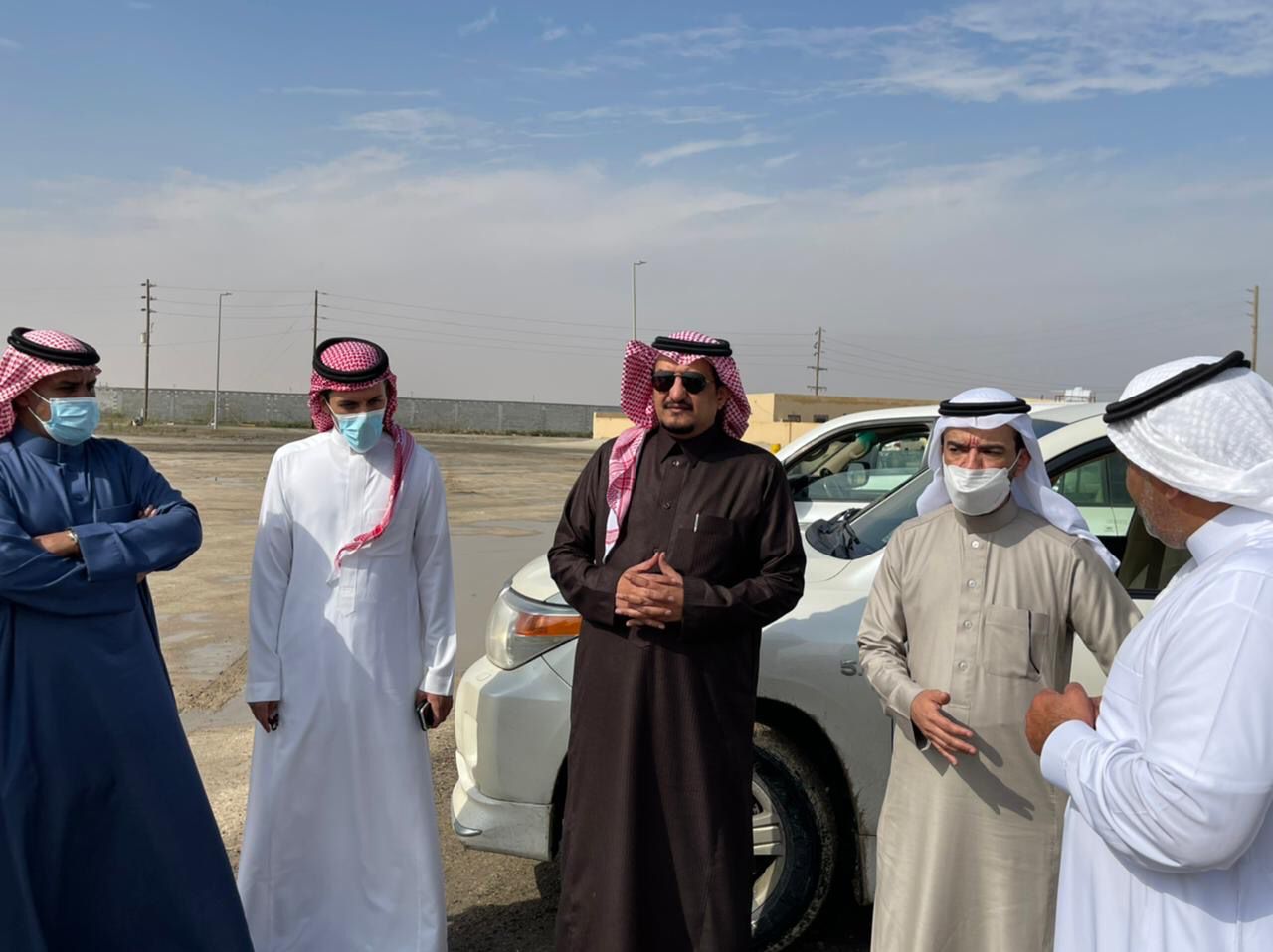 محافـظ بقيـق يرافقه رئيـس البلديـة يتفقـدان أحيـاء المحـافظة والهجـر وجهود البلدية في تصريف وسحب مياه الأمطار