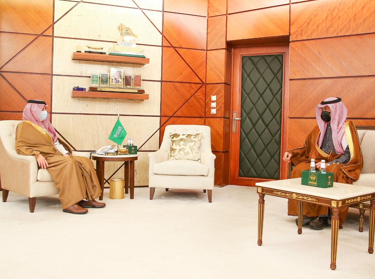 أمير الشرقية يستقبل رئيس مؤسسة جسر الملك فهد بمناسبة تعيينه