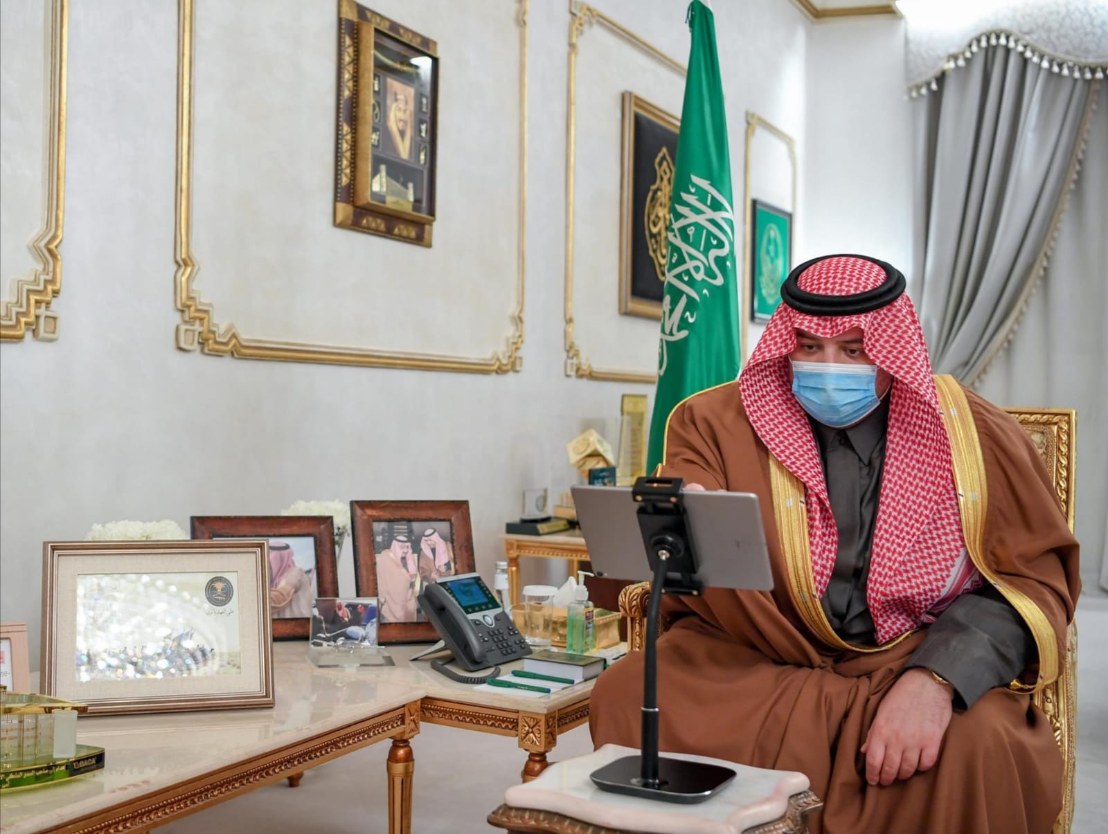 أمير الحدود الشمالية يستقبل رئيس مجلس هيئة الصحفيين السعوديين