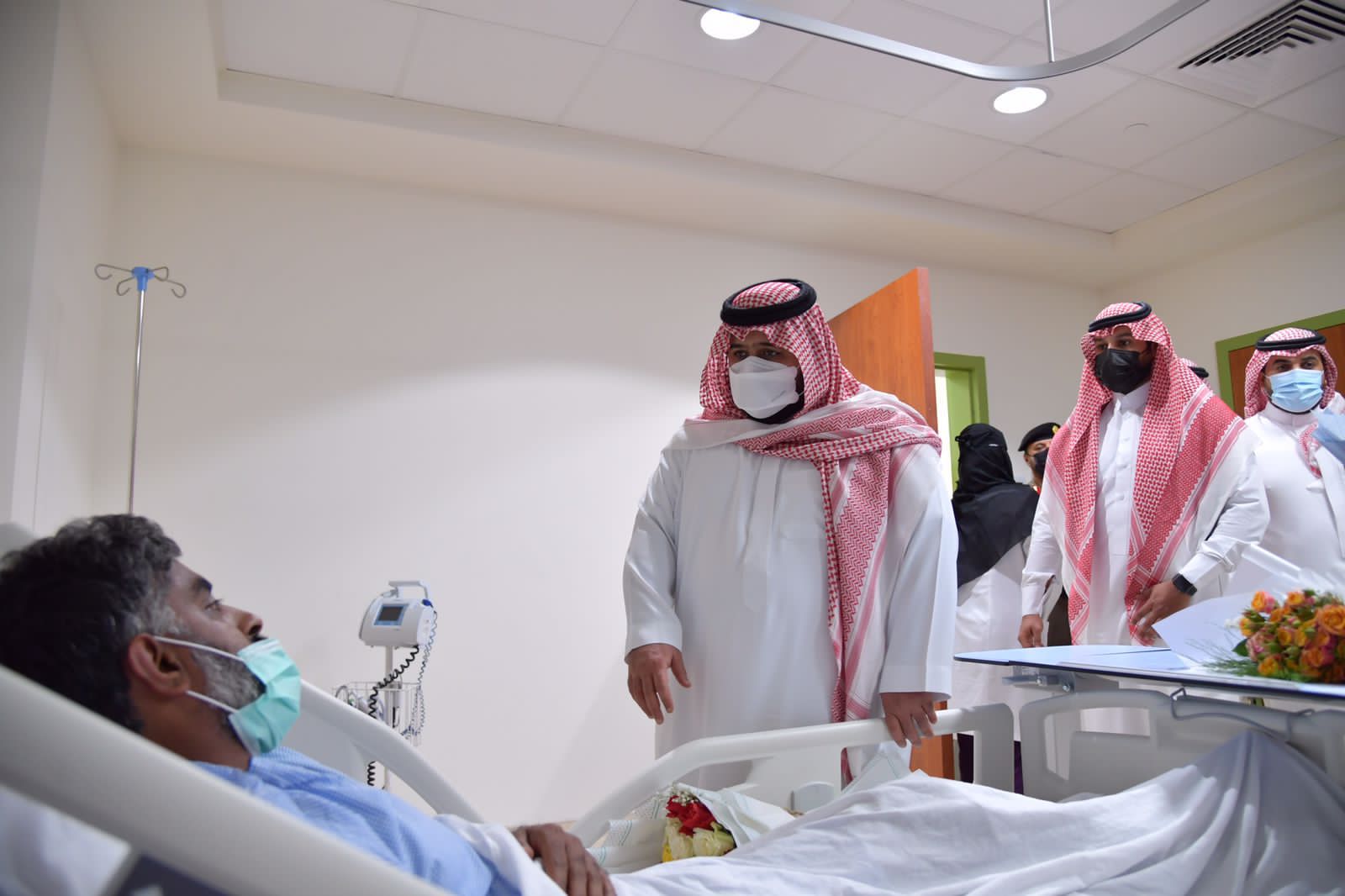 سمو أمير منطقة جازان وسمو نائبه يطمئنان على المصابين جراء العملية العدائية بمطار الملك عبدالله بجازان
