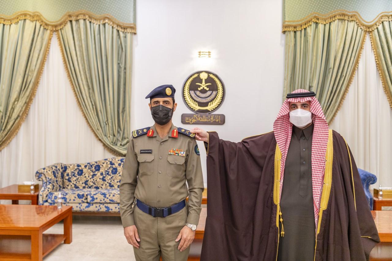 أمير الجوف يقلد مدير الدفاع المدني بالمنطقة رتبة لواء