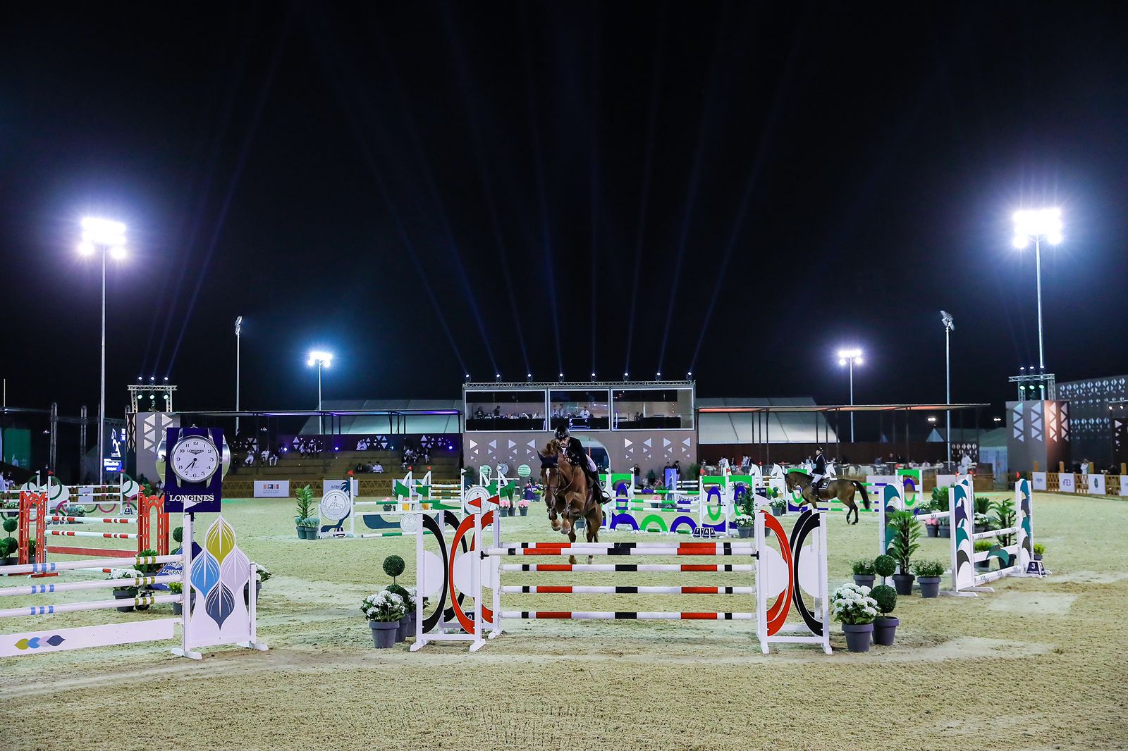 ثلاث سعوديين وقطري وأردني أبطال اليوم الأول من "جولات الرياض" لقفز الحواجز