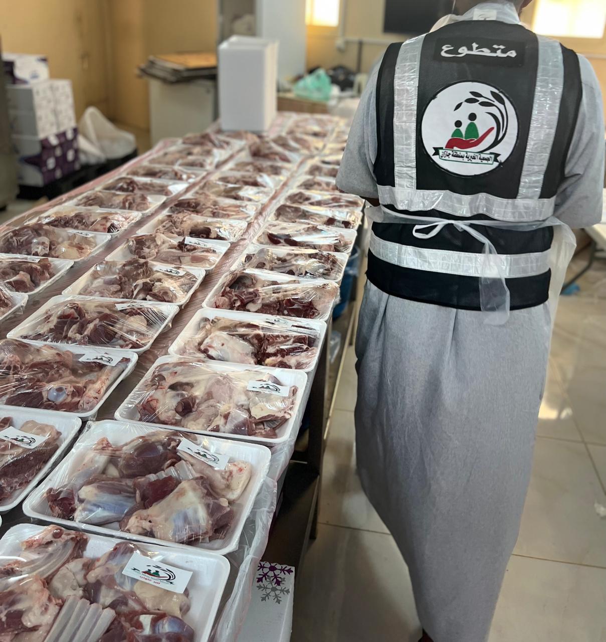 شعار " عطاء الخير "  .. بر جازان توزع أكثر من 1.000 كيلو من اللحوم الطازجة على 400 أسرة مستفيدة من خدماتها