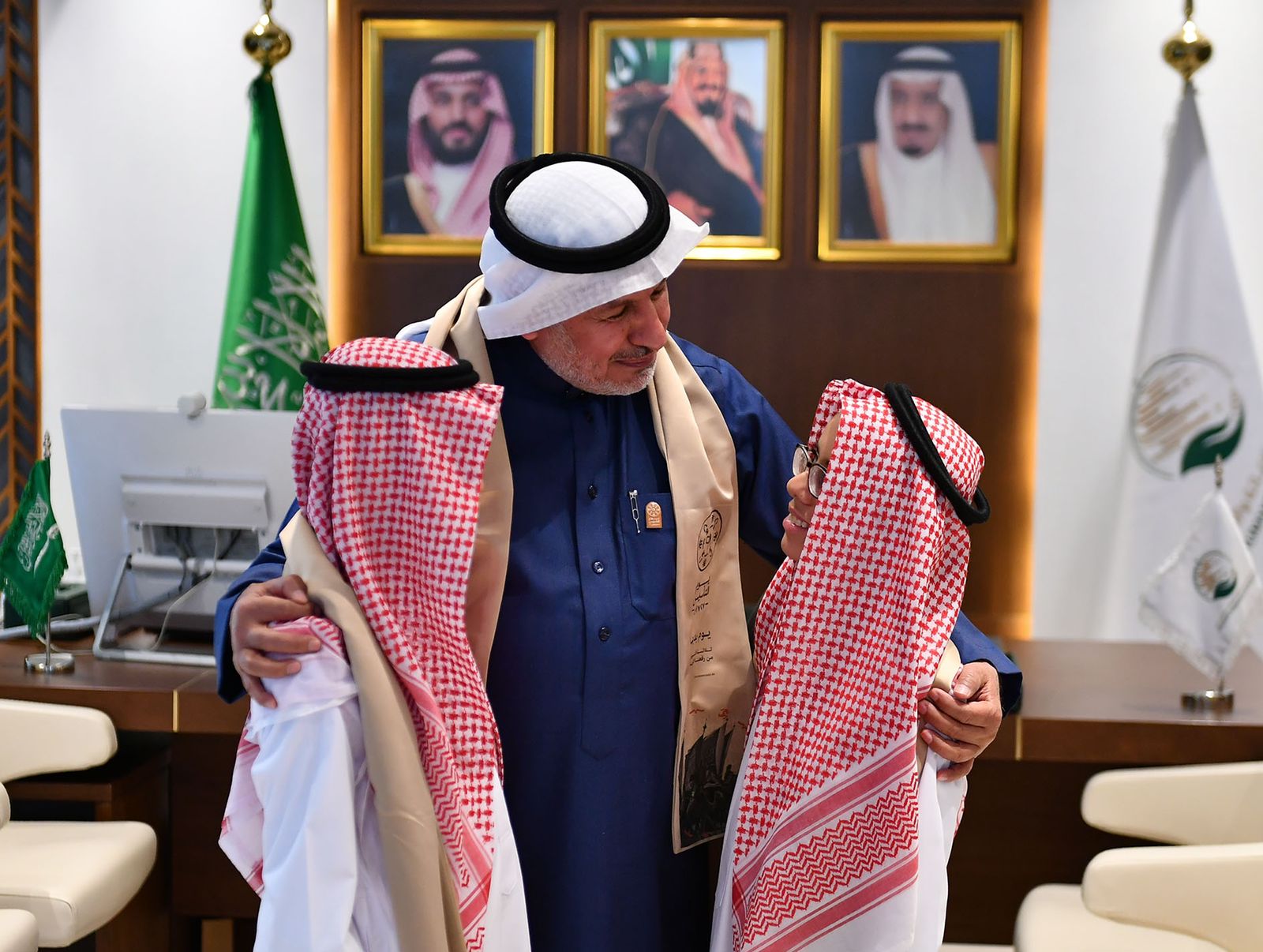 الدكتور عبدالله الربيعة يلتقي التوأم السيامي المصري حسن ومحمود
