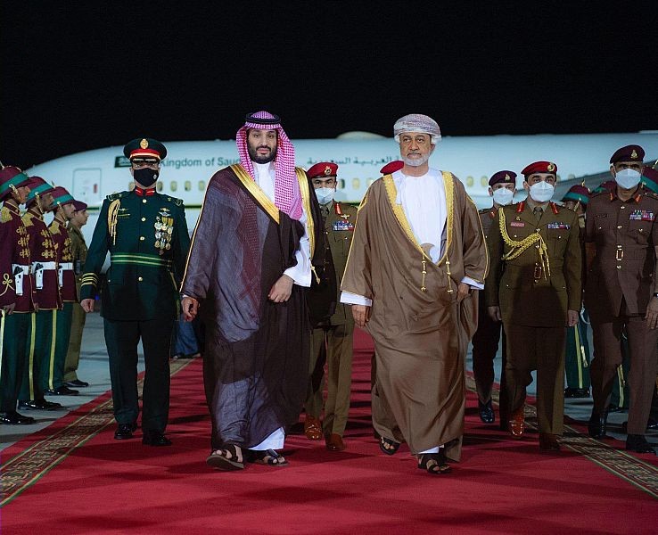 سمو ولي العهد يصل إلى سلطنة عمان في زيارة رسمية