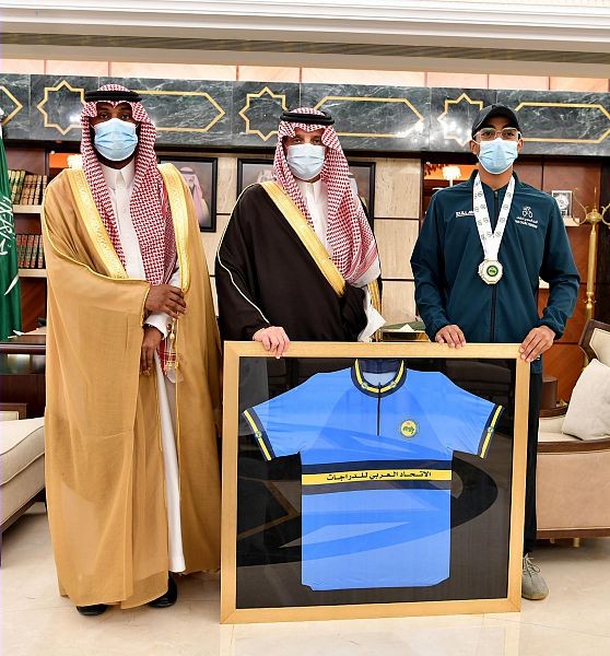 سمو أمير المنطقة الشرقية يستقبل اللاعب عبدالعزيز الدريعي