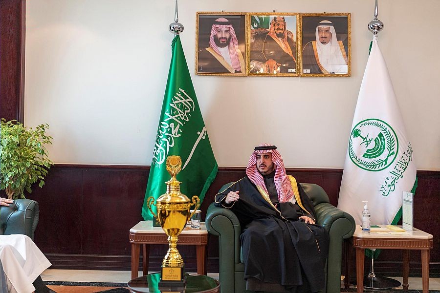سمو الأمير فيصل بن نواف يستقبل أعضاء نادي القريات