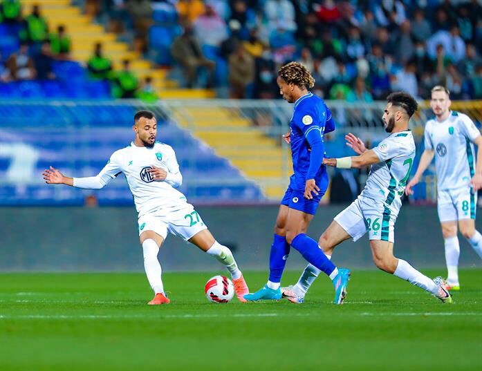 الزعيم يدك شباك القلعة بالأربعة