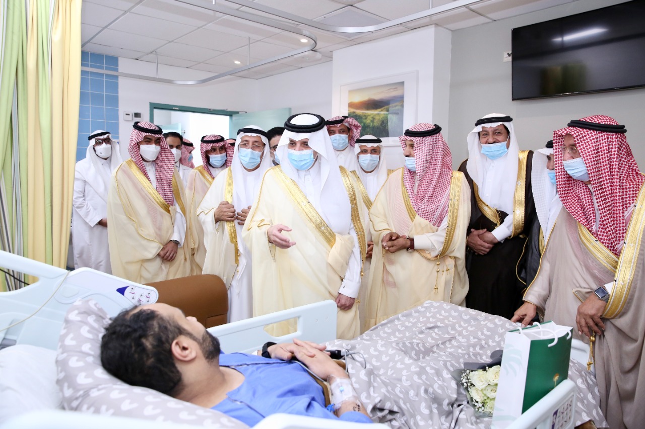 أمير الشرقية يزور المرضى المنومين في مستشفى الملك فهد الجامعي