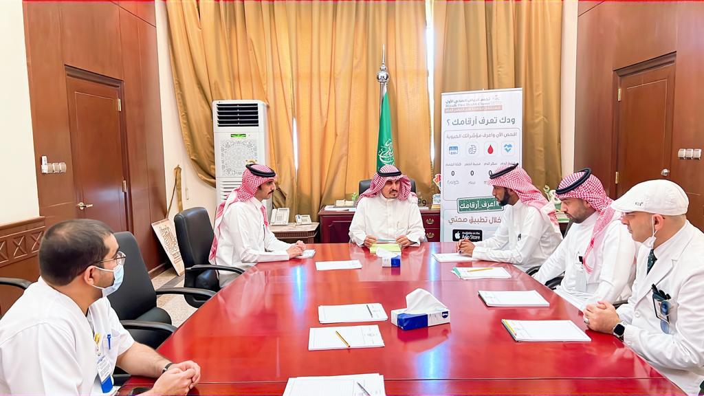 محافظ وادي الدواسر يطلع على مبادرة أعرف أرقامك في رمضان