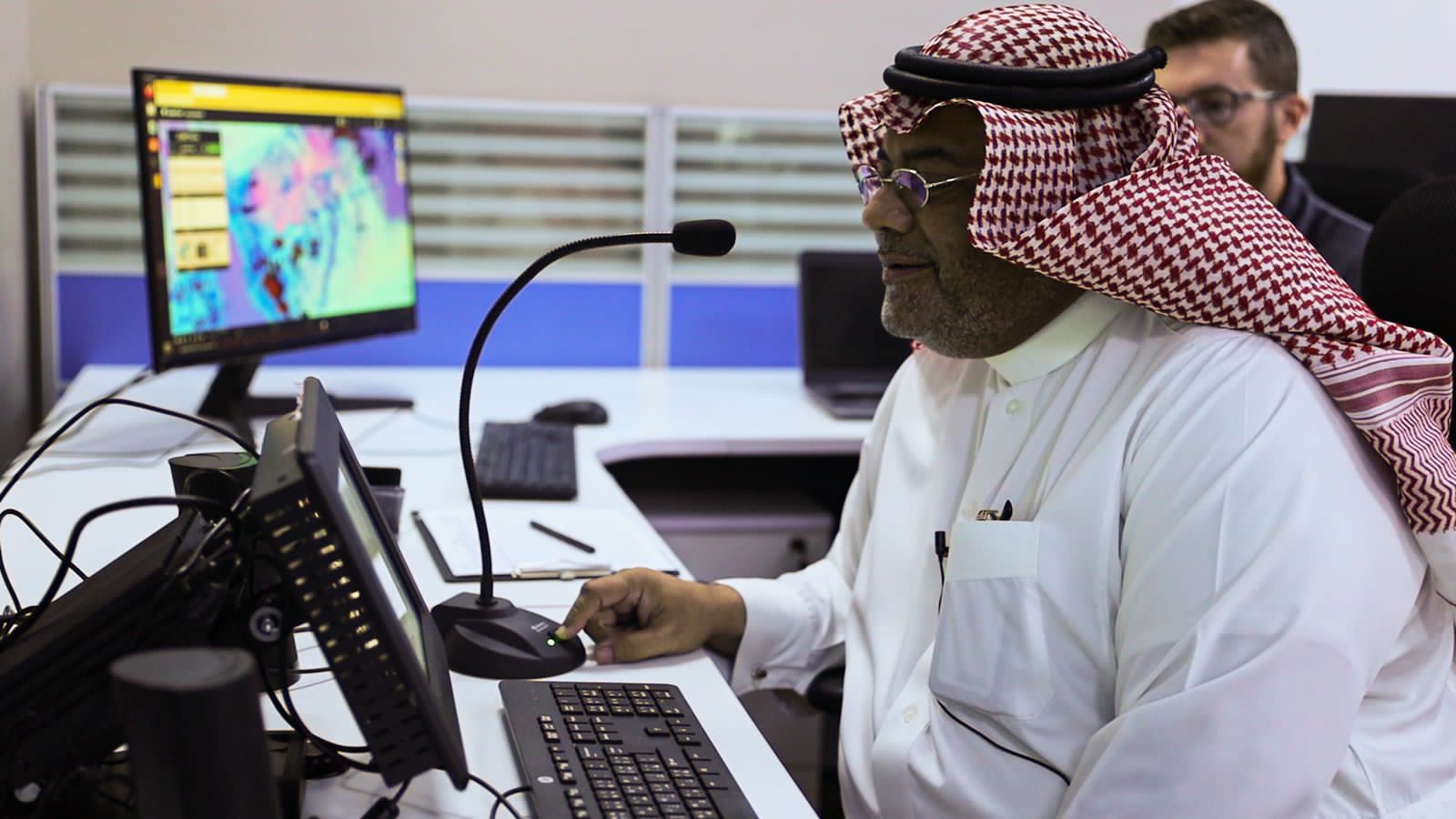 وزير " البيئة" يعلن بدء عمليات استمطار السحب