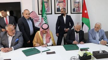 "إغاثي الملك سلمان" يوزّع 158 طن سلال غذائية رمضانية في المهرة باليمن