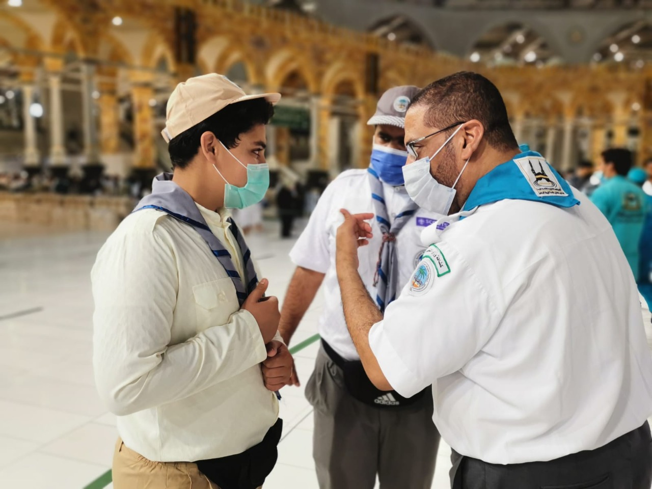 الكشافة يساهمون في خدمة المعتمرين بكل اللغات 