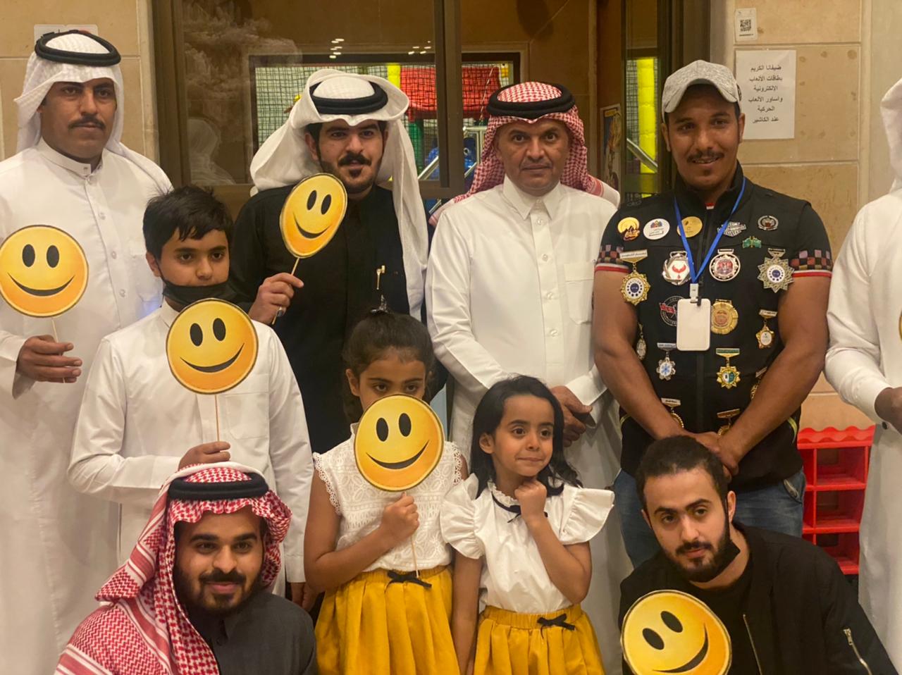 *القطاع الصحي بخميس مشيط يفعل اليوم العالمي للسعادة في مقهى مكايل كوفي *