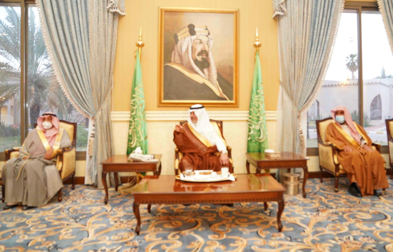 أمير تبوك يستقبل المهنئين بشهر رمضان المبارك 