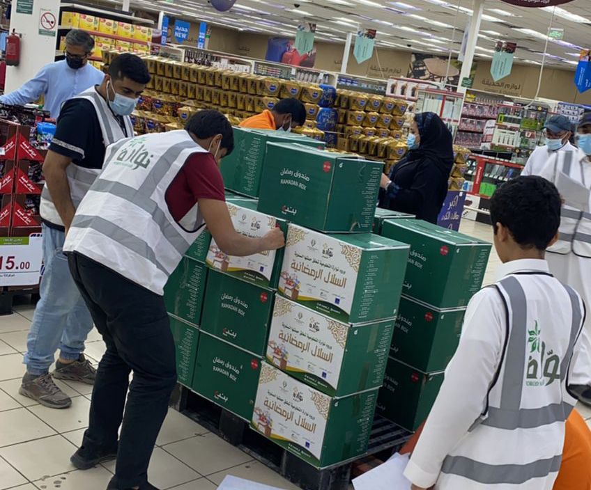 فريق ورود نوارة التطوعي يوزع ١٦٠ سلة غذائية بالرياض والقويعية والأفلاج .