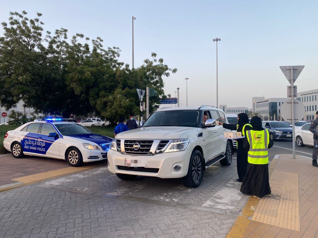 شرطة أبوظبي و”أبشر يا وطن” توزعان 30 ألف وجبة إفطار صائم على السائقين