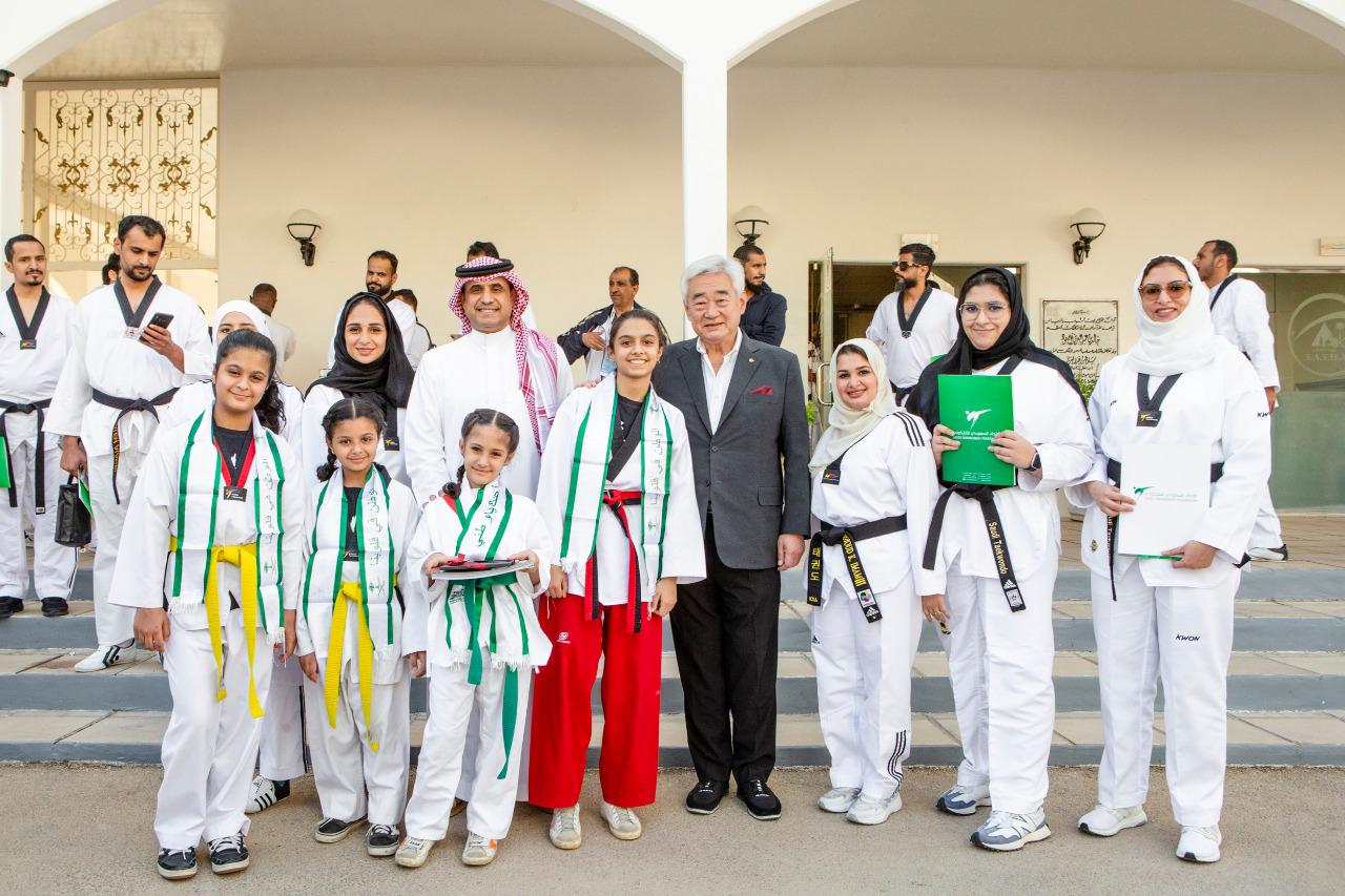 رئيس الاتحاد العالمي يتوج حكام التايكوندو