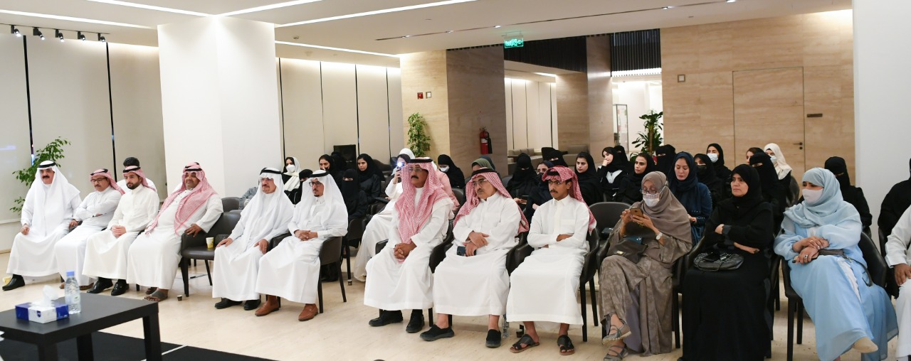 اثنينية الحوار تستعرض دور المرأة في غرس قيم المواطنة لدى الأسرة وتعزيز مفاهيم الانتماء والتعايش والتلاحم بين كافة أطياف المجتمع