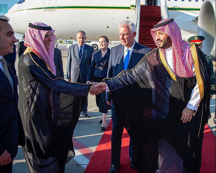 سمو ولي العهد يصل جمهورية اليونان وفي مقدمة مستقبليه نائب رئيس الوزراء اليوناني