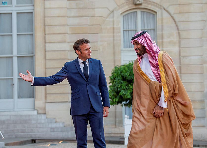 سمو ولي العهد يلتقي رئيس الجمهورية الفرنسية