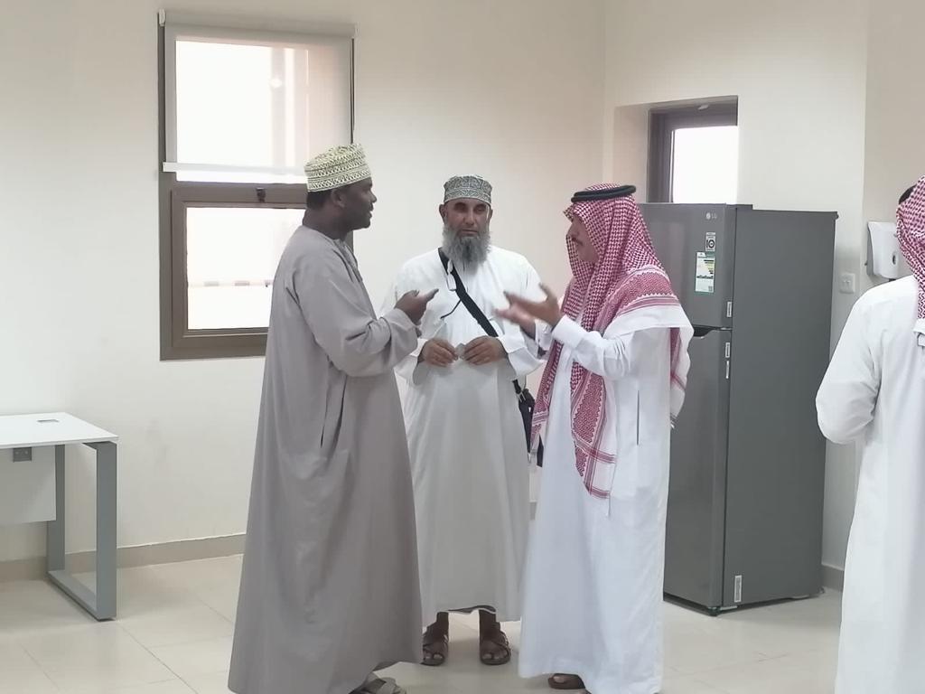 سفير خادم الحرمين الشريفين لدى سلطنة عمان يزور منفذ الربع الخالي