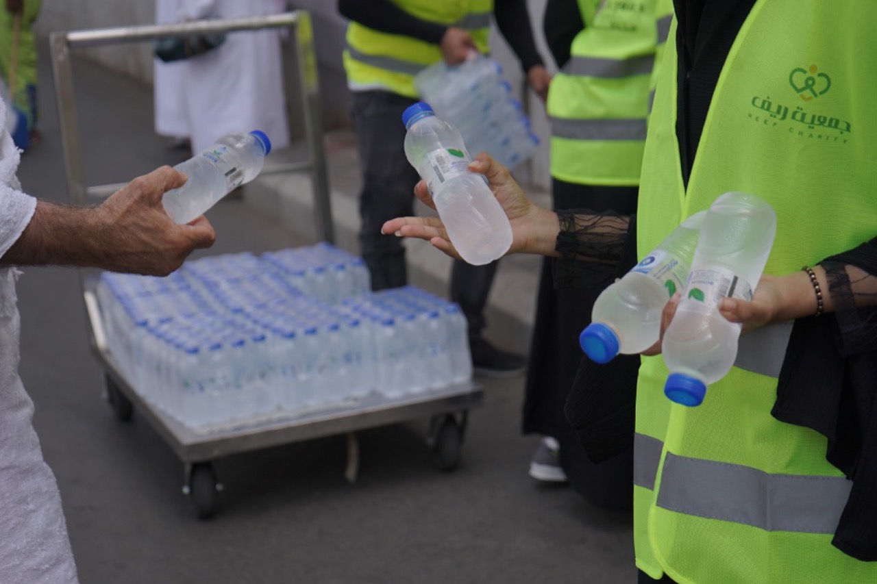 13,600 عبوة ماء وُزِّعَت على ضيوف الرحمن في مبادرة سقيا الماء لجمعية ريف