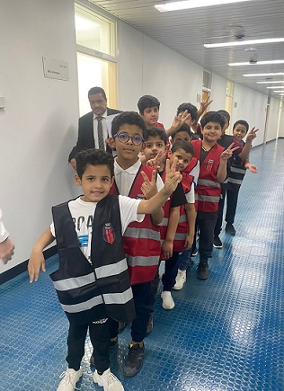 لاعبو نادي الرياض يدخلون الملعب بمرافقة عددا من أبناء جمعية كيان