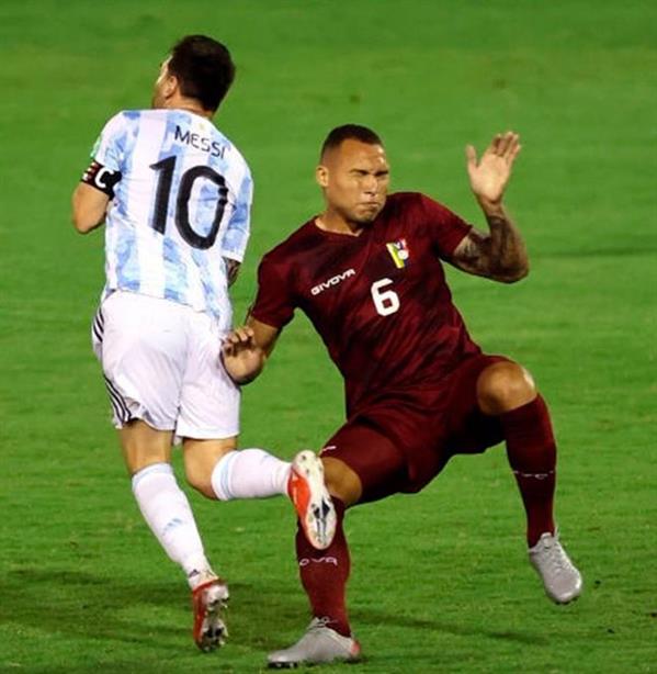 الفنزويلي أدريان مارتينيز   حتماوي لموسم 