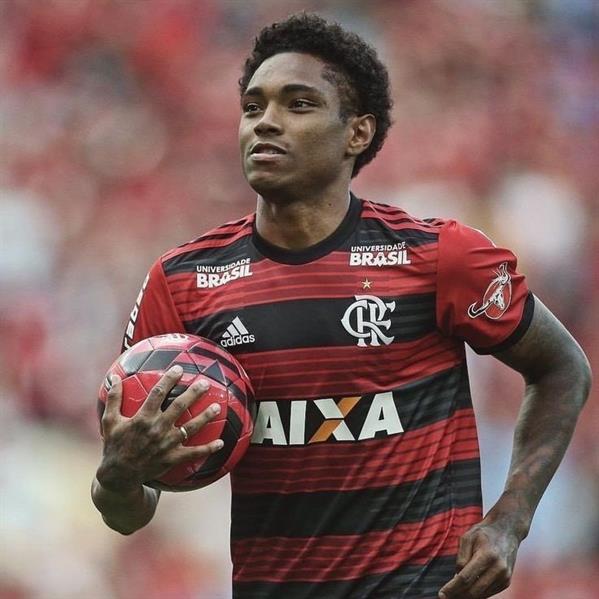 البرازيلي فيتينهو اتفاقي حتى 2025