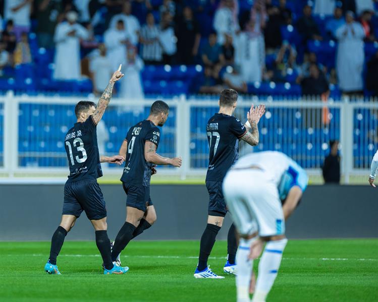 الشباب بالأربعه ... يتصدر الدوري  