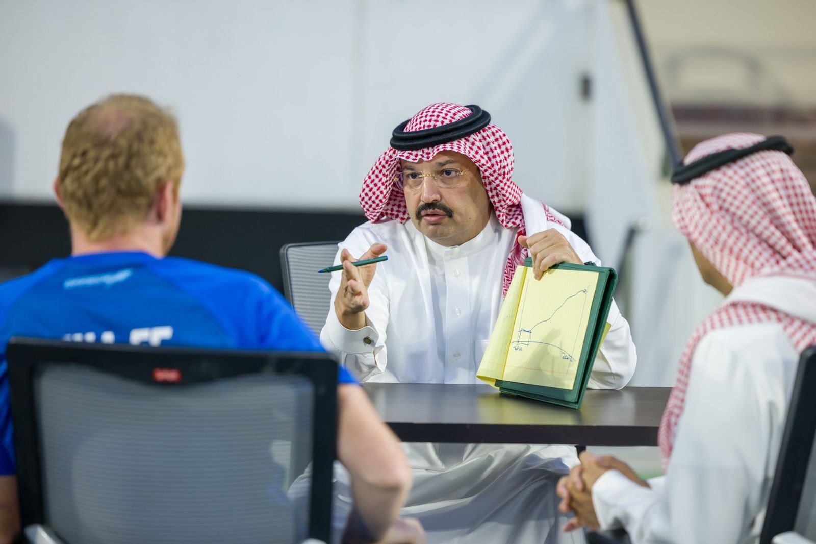 أمير عسير يدعم نادي أبها