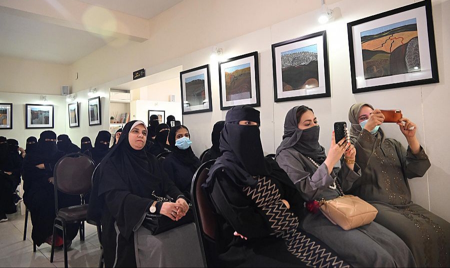 "إلهامات بصرية" معرض فني بفنون تبوك
