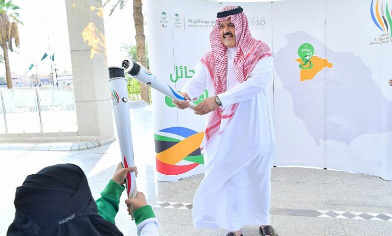 أمير حائل يتسلم شعلة دورة الألعاب السعودية 2022