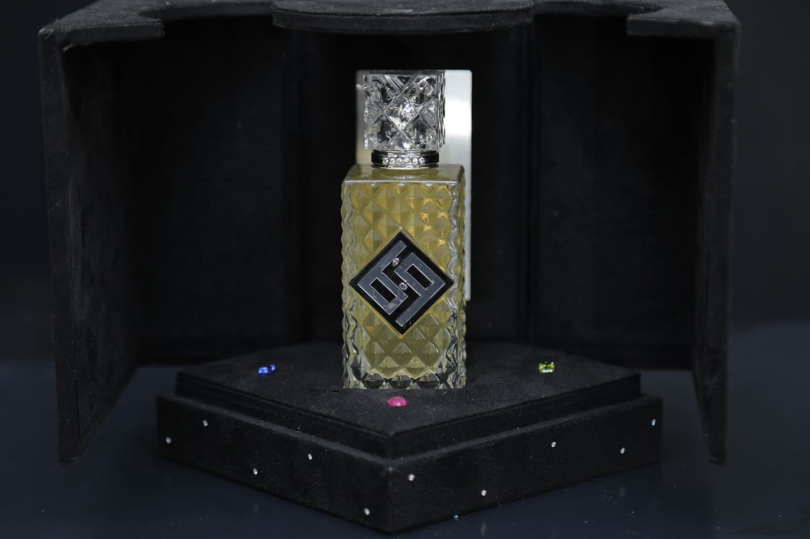 مصممة العطور بدور القرشي تبتكر عطرا" مرصعا" بالألماس