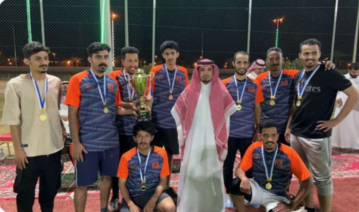 المطيري يسلم كأس البطولة للأولمبي 