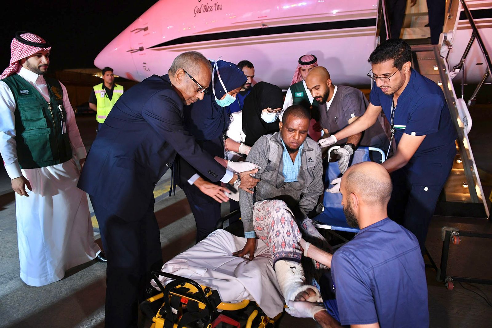 إنفاذًا لتوجيهات خادمِ الحرمين الشريفين.. وصول مصابي الحادث الإرهابي في أحد فنادق مقديشو إلى المملكة لتلقي العلاج