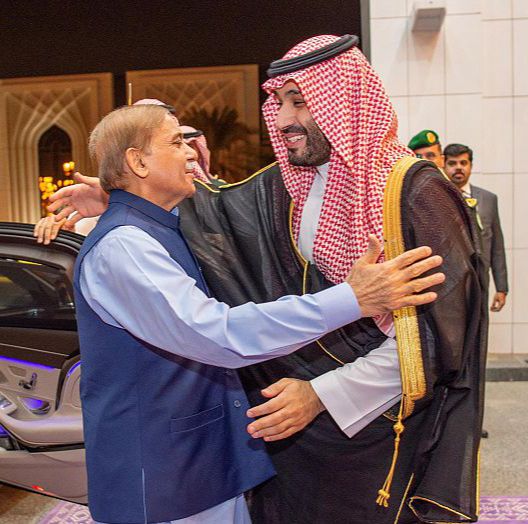 سمو ولي العهد يستقبل رئيس الوزراء الباكستاني