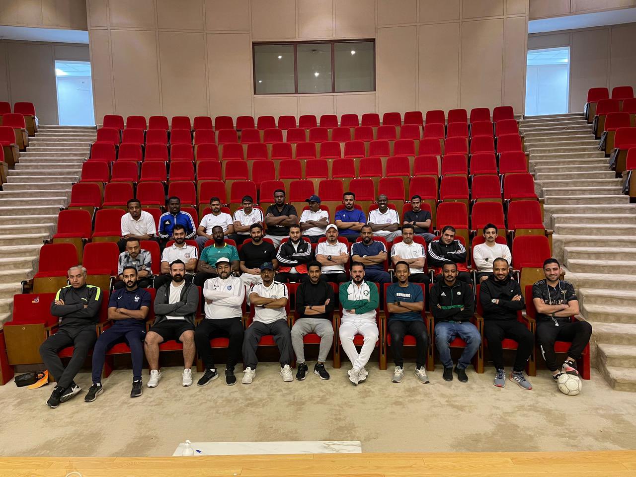 51 حكما في دورة رابطة الهواة