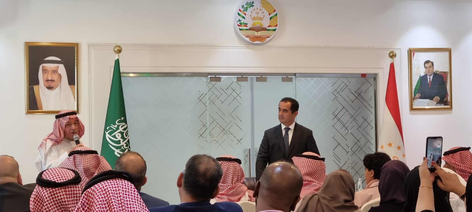 بمناسبة يوم رئيس الجمهورية ويوم الدستور لجمهورية طاجيكستان . . لقاء صحفي بسفارة جمهورية طاجيكستان لدى المملكة العربية السعودية