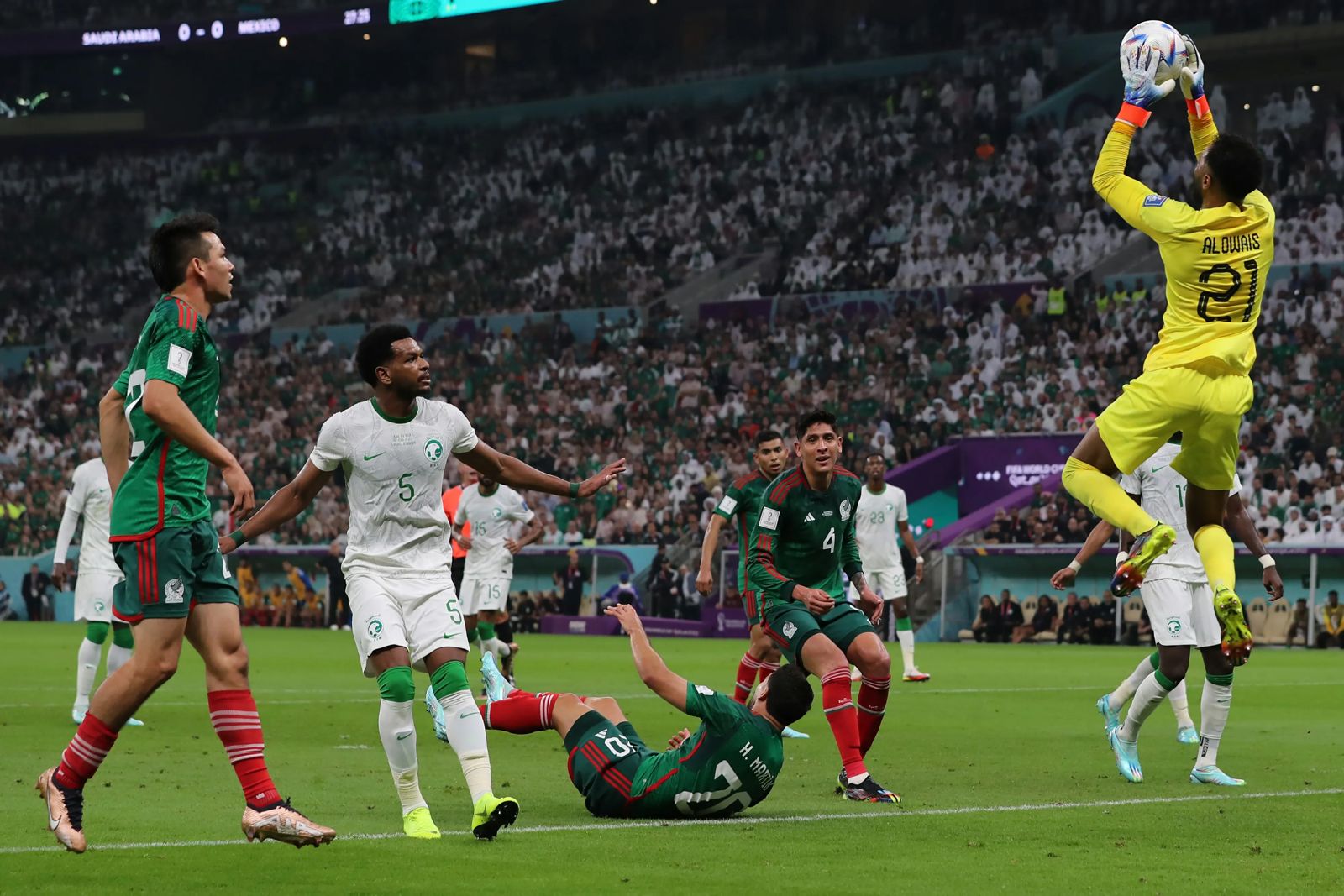 العويس يتألق حارساً ومدافعاً أمام المكسيك