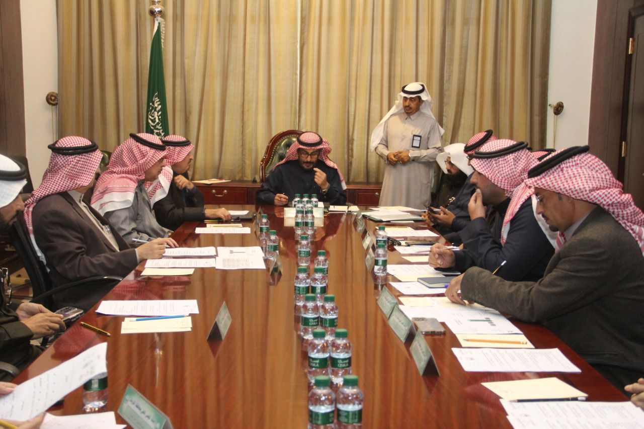 محافظ القريات يجتمع مع اعضاء المجلس المحلي ومناقشة العديد من المشاريع بالمحافظه