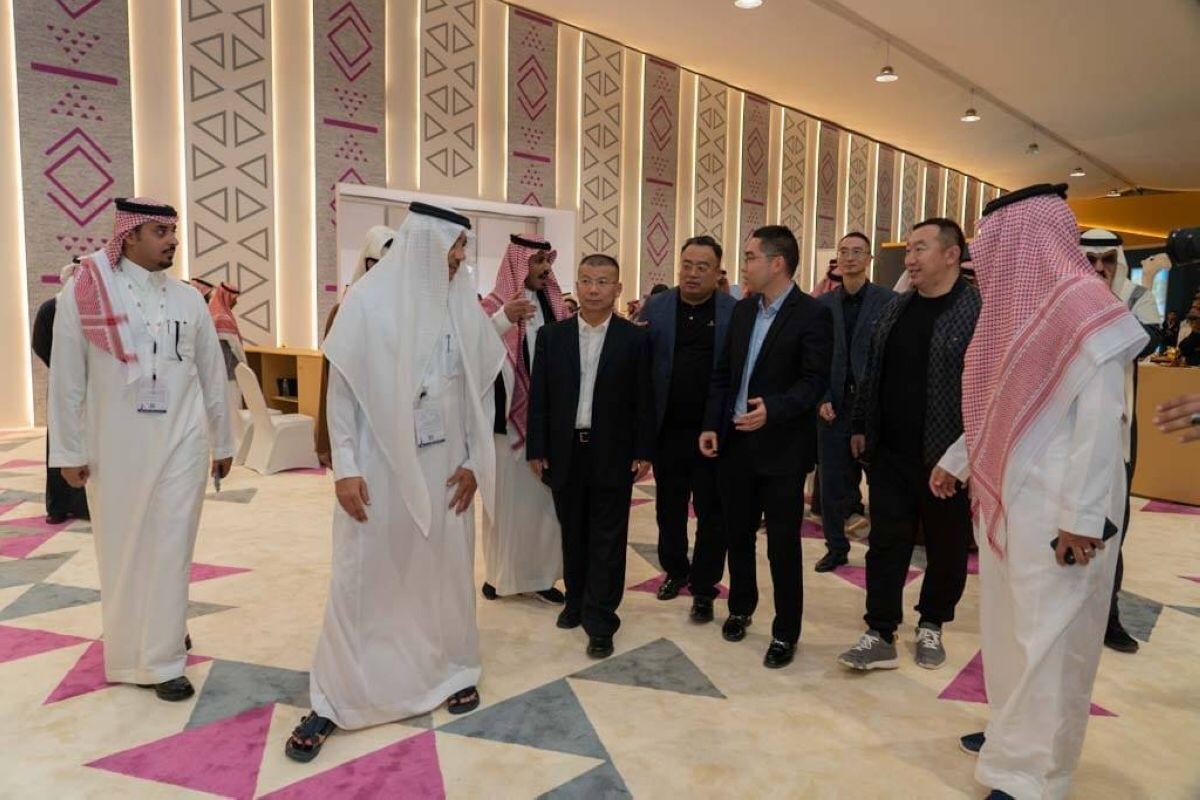 وفد صيني يزور مهرجان الإبل ويطلع على تراث المملكة