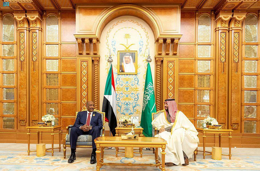 سمو ولي العهد يلتقي رئيس مجلس السيادة السوداني على هامش انعقاد قمة الرياض العربية الصينية للتعاون والتنمية