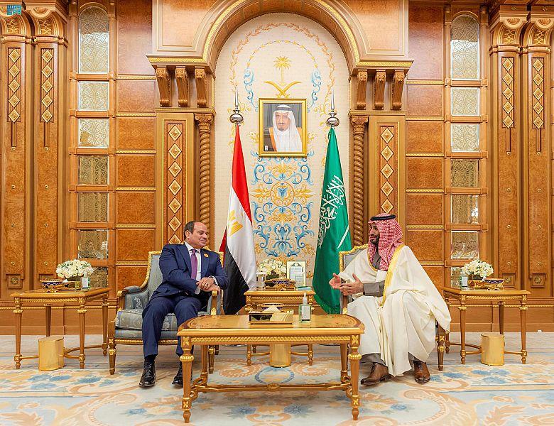 سمو ولي العهد يلتقي رئيس جمهورية مصر العربية على هامش انعقاد قمة الرياض العربية الصينية للتعاون والتنمية