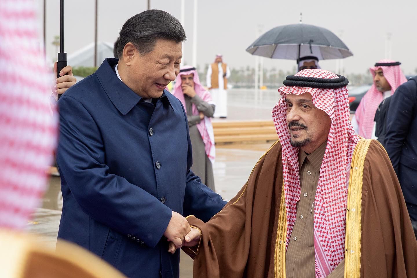 الرئيس الصيني يغادر الرياض.. وكان في وداعه سمو أمير منطقة الرياض