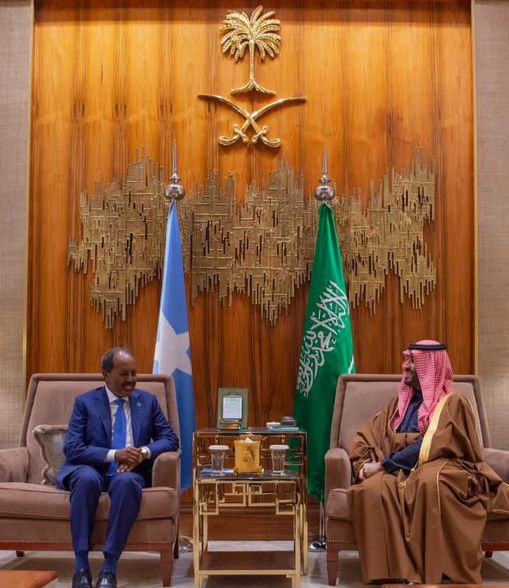 سمو ولي العهد يستقبل رئيس جمهورية الصومال الفدرالية